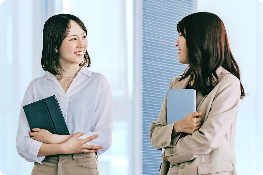 朗らかに話す二人の女性